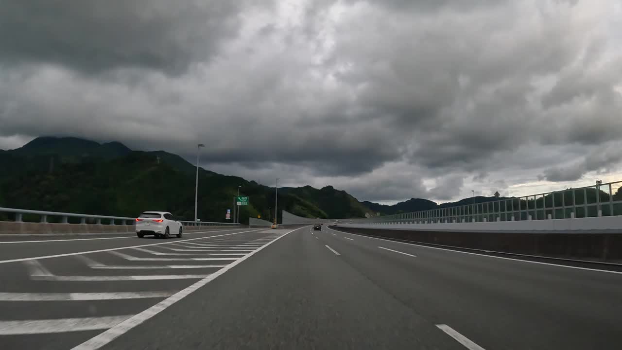 在新东美高速公路上行驶