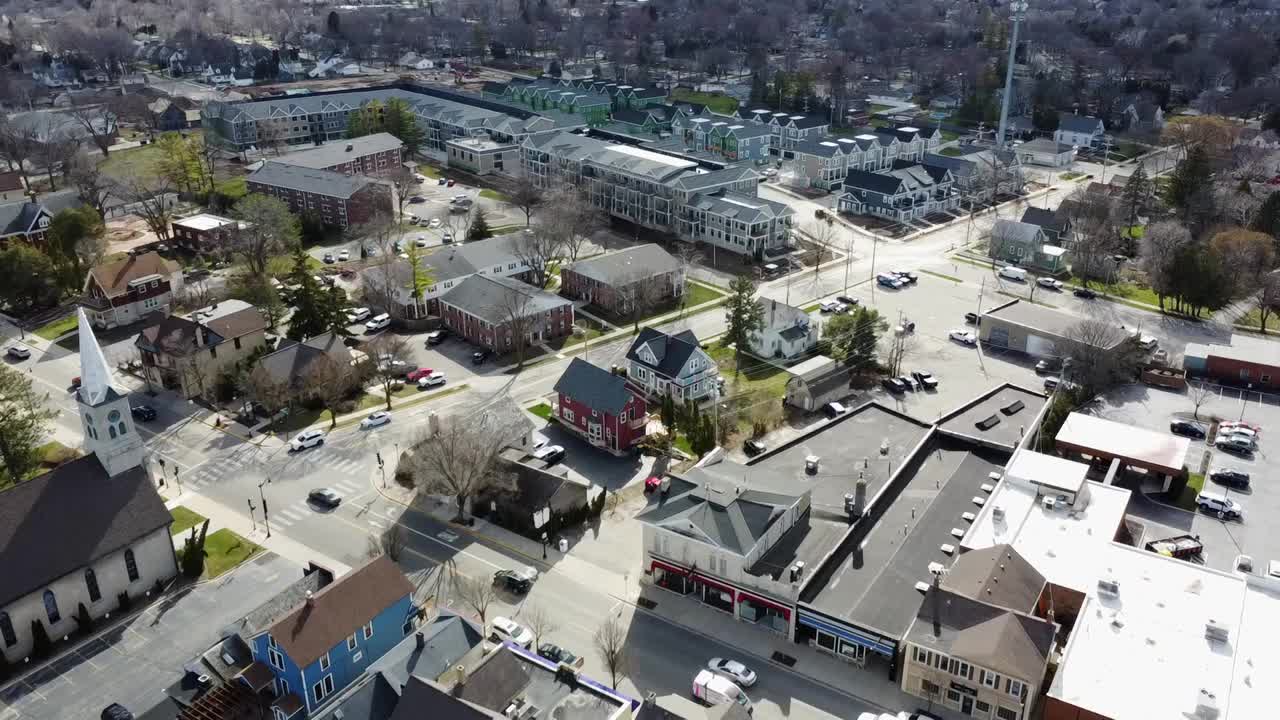 威斯康星州锡达堡的新住房开发;鸟瞰图接近新建的单户住宅，公寓和联排别墅;住宅房地产。