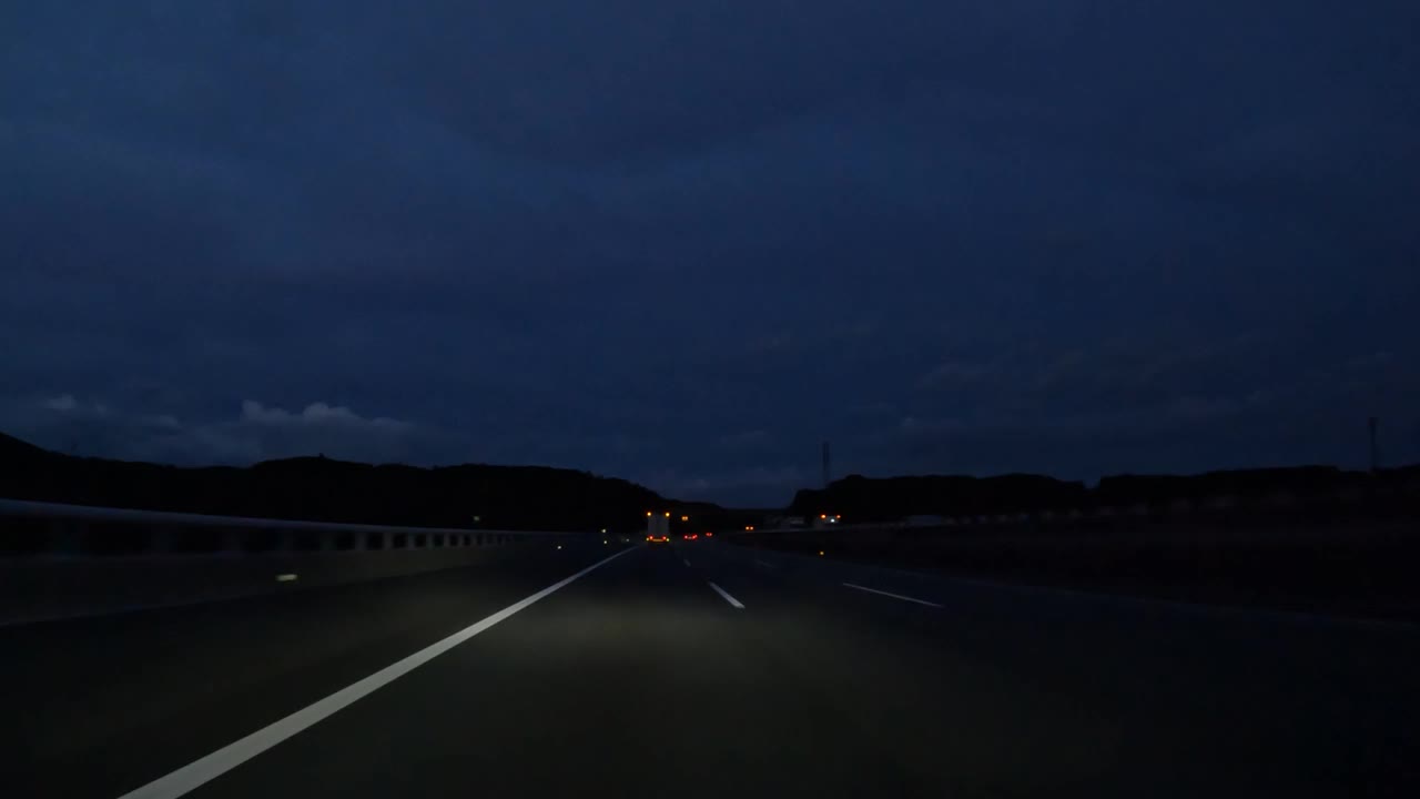 夜间行驶在新东美高速公路上