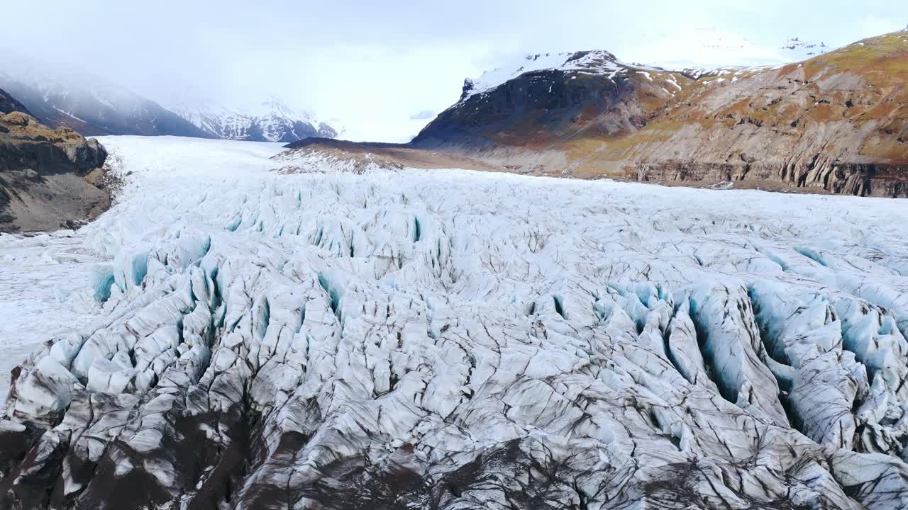 Svinafellsjokull冰川在雾蒙蒙的山谷中破裂的冰推。