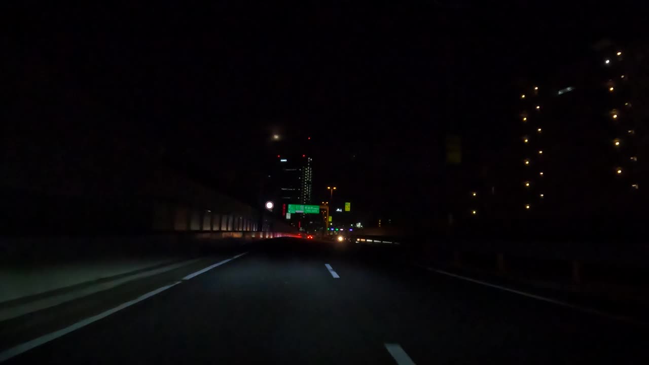 晚上在东京高速公路上开车
