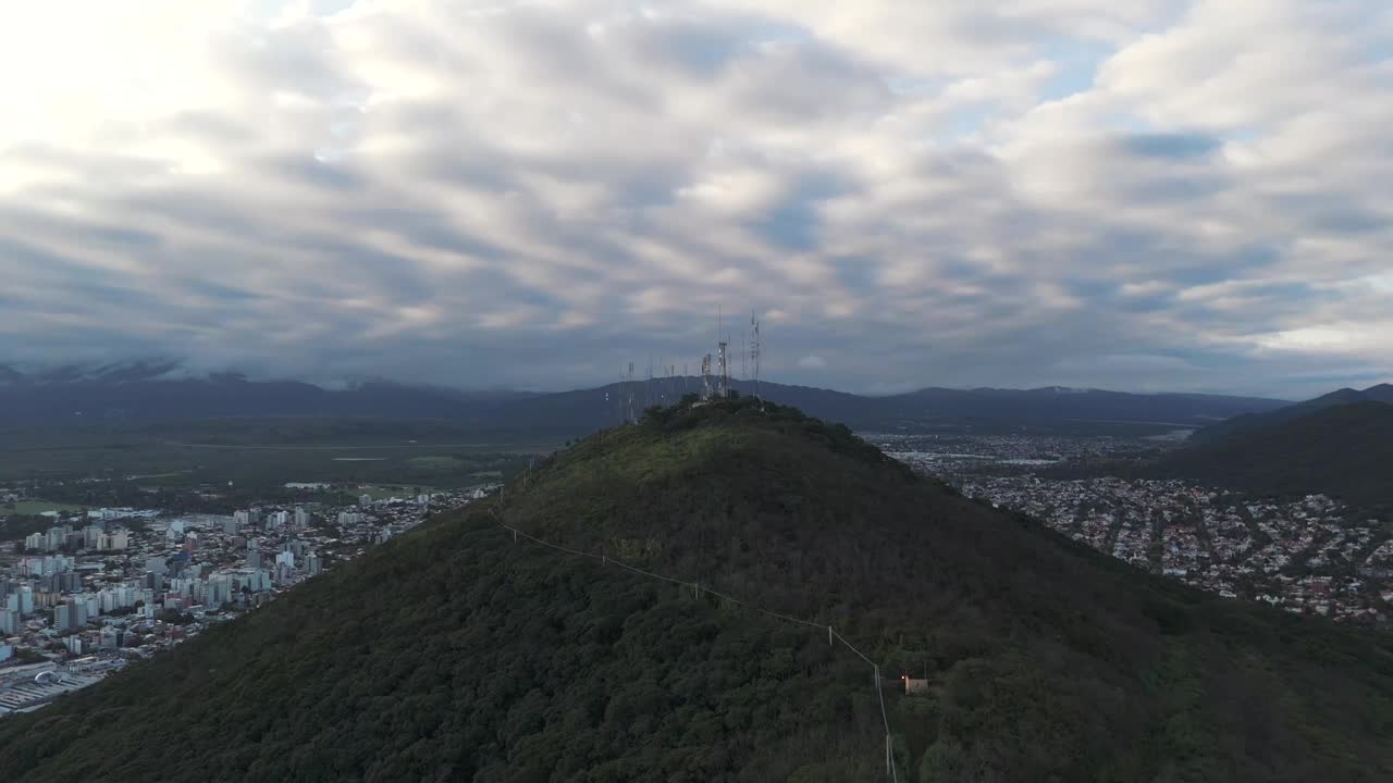 空中推动。森林山。峰值信号天线。萨尔塔省的城市。