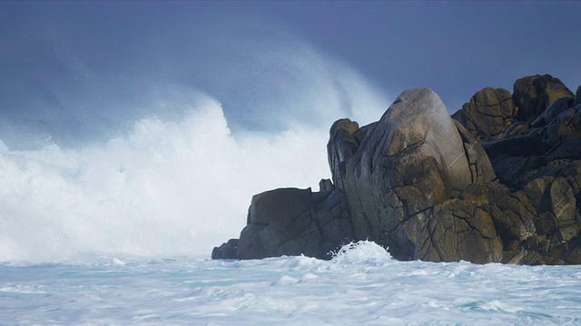 詳情圖-巨浪沖擊著危險的巖石