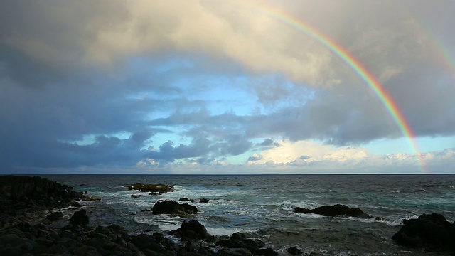 夕阳彩虹在海洋上
