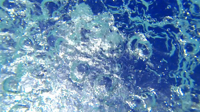 沉重的水滴和溅入池的水花