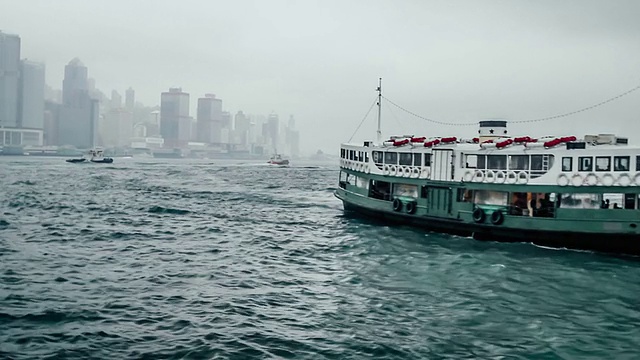 香港维多利亚港，一个多雾的日子