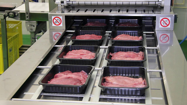 牛肉在生产线上