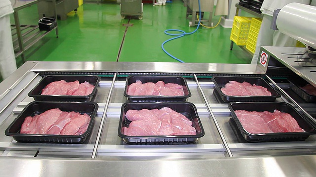 牛肉在生产线上