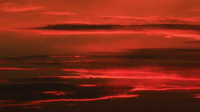 詳情圖-紅色的天空和云彩。時間流逝，紅色音調(diào)