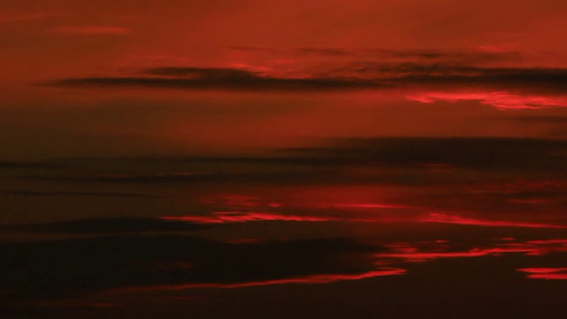 詳情圖-紅色的天空和云彩。時間流逝，紅色音調(diào)
