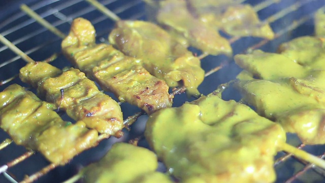 烤炉烤沙爹猪肉，泰国著名的美食