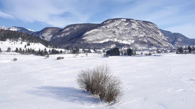 天线:在白雪覆盖的田野上飞行