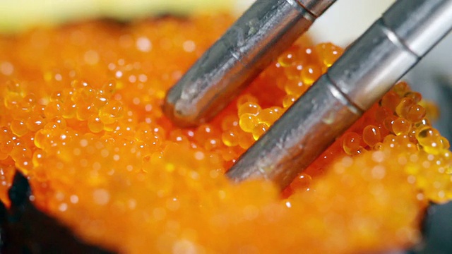 合上筷子和三文鱼蛋寿司，日式料理