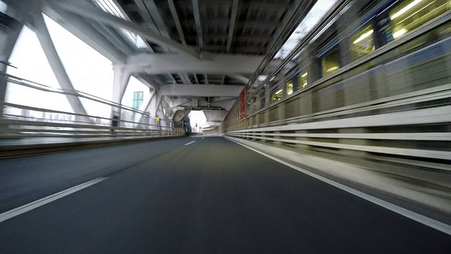 黃昏時分，東京海灣地區(qū)的高速公路景色。