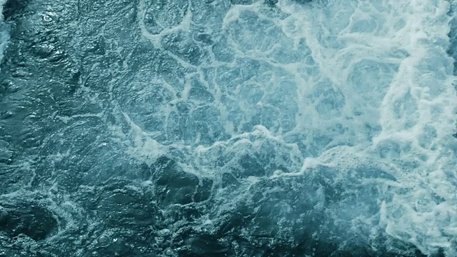 水泡沫流动。抽象的深蓝色背景。无缝的