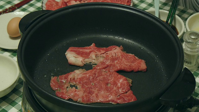 变奏曲准备家庭风格的素喜烧晚餐。