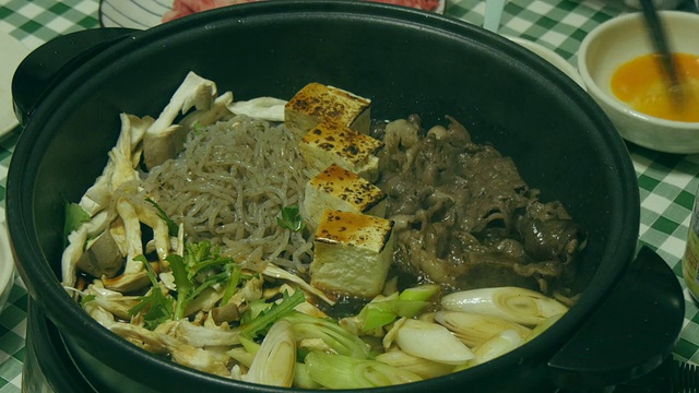 变奏曲准备家庭风格的素喜烧晚餐。