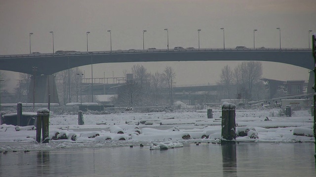 高峰时间的桥梁。雪河。