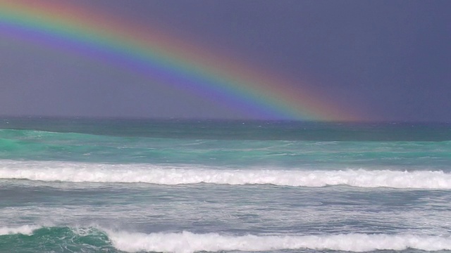 彩虹和海浪