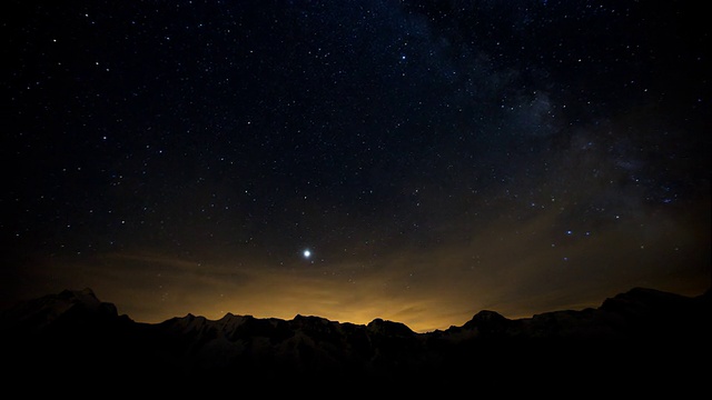 夜晚时间推移-星星，云彩和高山高清