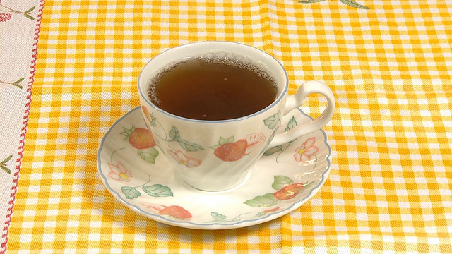 詳情圖-把熱茶倒在杯子上