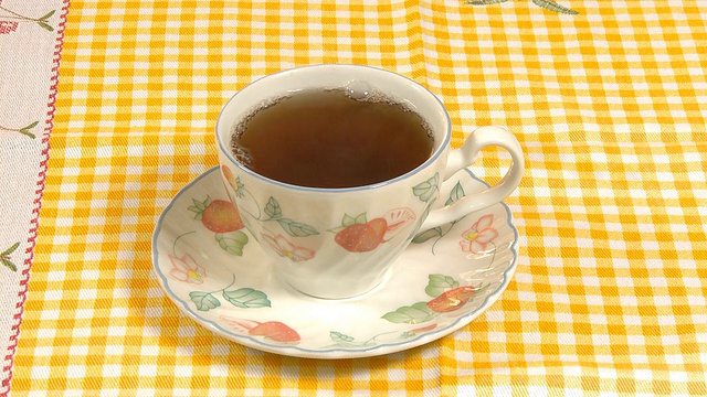 詳情圖-把熱茶倒在杯子上
