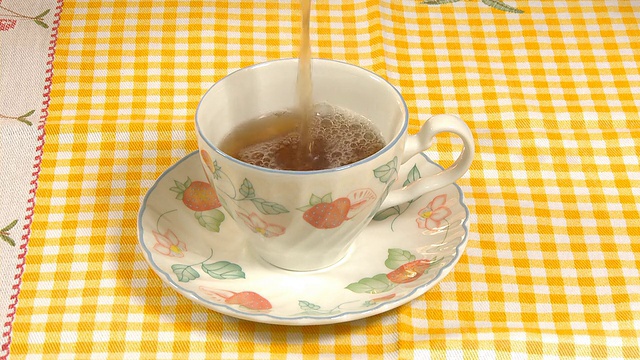 詳情圖-把熱茶倒在杯子上