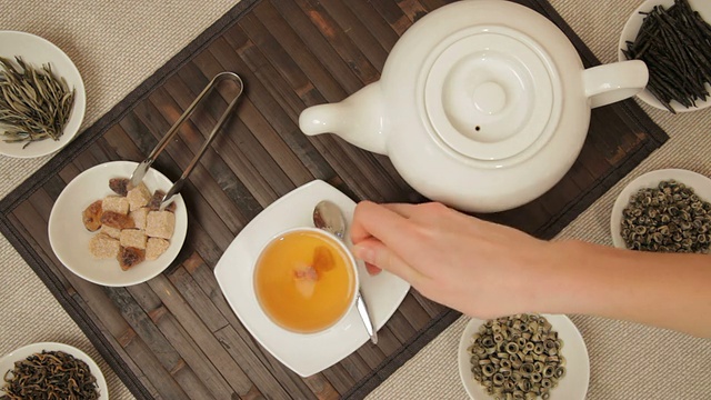 詳情圖-從茶壺里倒茶的女人