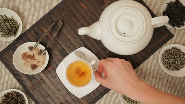 詳情圖-從茶壺里倒茶的女人