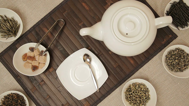 女人喝了一杯茶