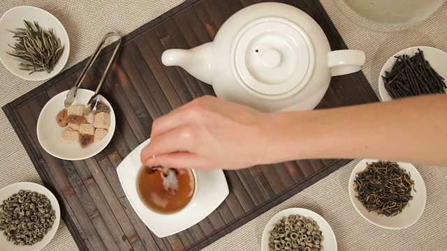 詳情圖-一個女人在一杯茶里混合紅糖