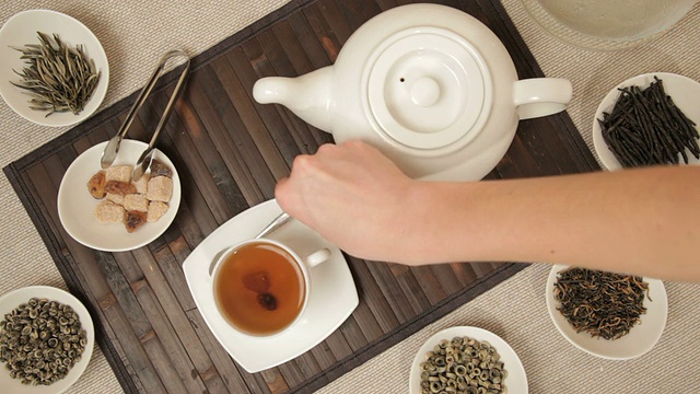 詳情圖-一個女人在一杯茶里混合紅糖