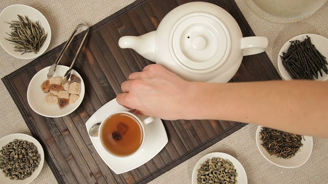 詳情圖-一個女人在一杯茶里混合紅糖