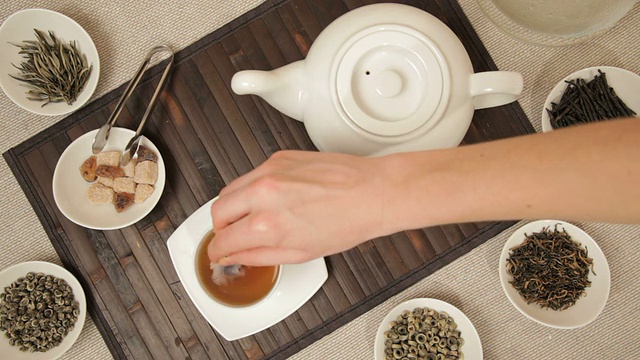 詳情圖-一個女人在一杯茶里混合紅糖