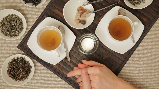 夫妇俩喝茶