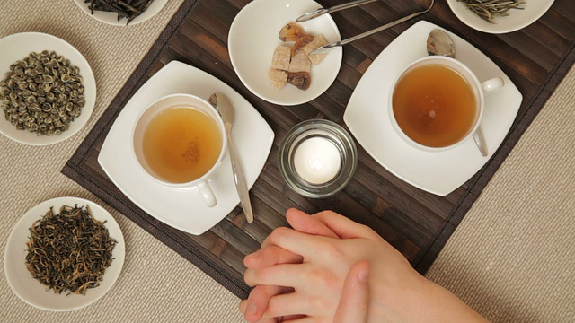 夫妇俩喝茶