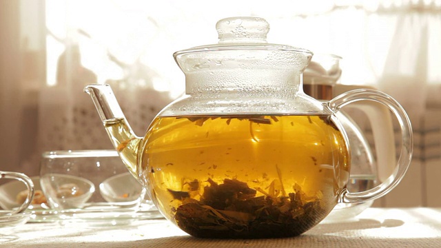 詳情圖-透明玻璃茶壺中的花草茶