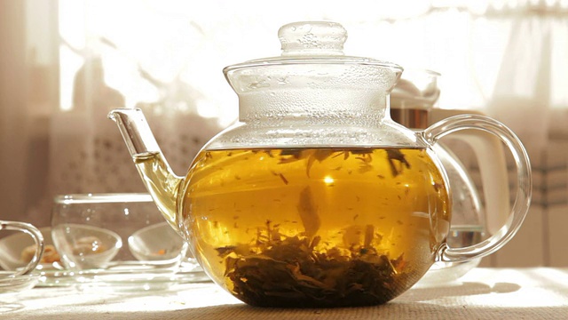 詳情圖-透明玻璃茶壺中的花草茶