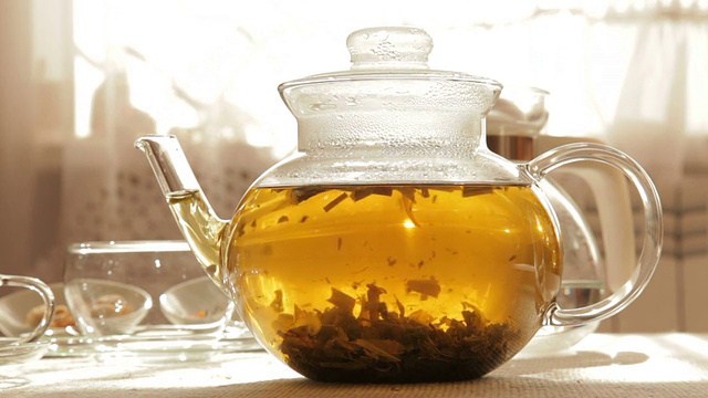 詳情圖-透明玻璃茶壺中的花草茶