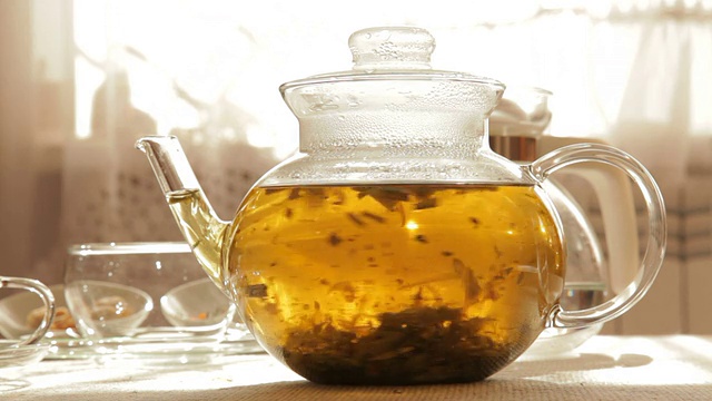 詳情圖-透明玻璃茶壺中的花草茶