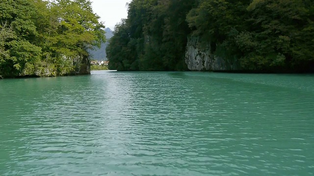 低而缓慢地飞越河流