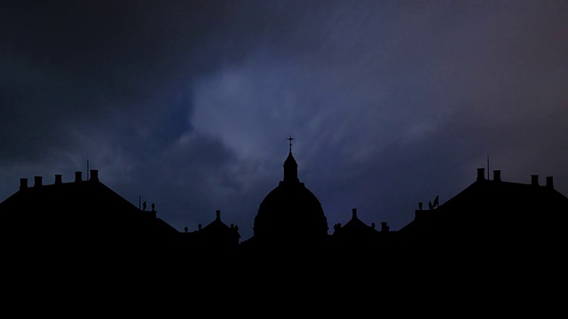 丹麦哥本哈根的阿玛利安堡宫和夜晚的暴风雨
