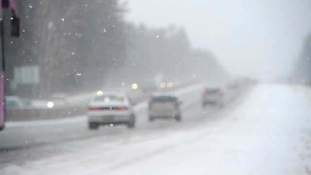 冬天的路在大雪中