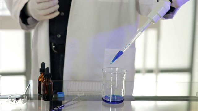 使用吸管的化学家
