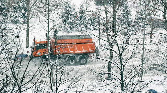 扫雪机清扫街道