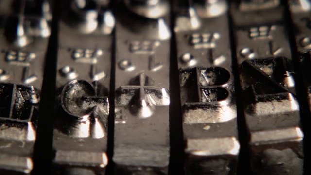 打字机。金属类型的特写。活动类型。