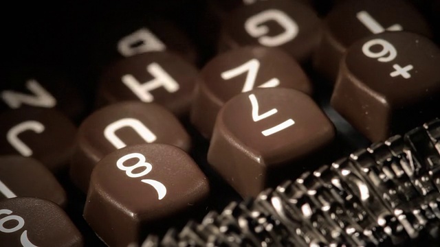打字机。用手指敲击键盘。