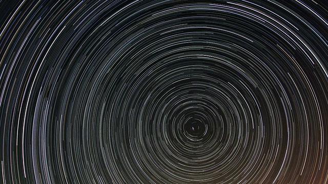 恒星轨迹的累积时间间隔。夜空