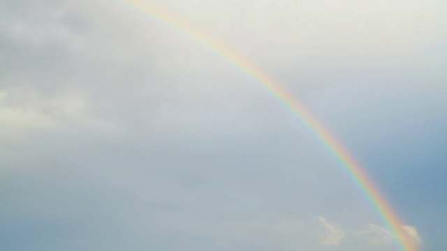 彩虹在天空，时间流逝