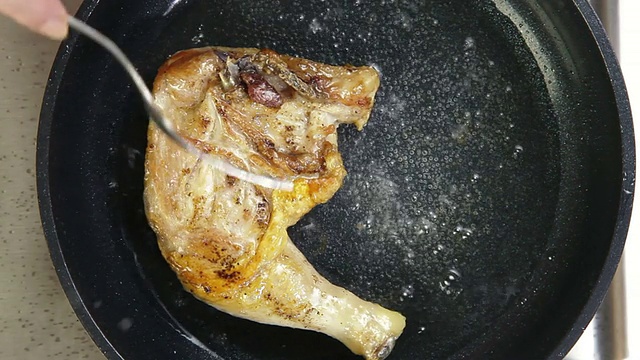 煎锅里的烤鸡腿